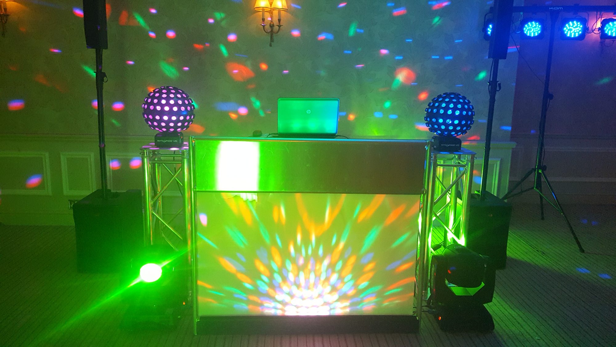Mobile Discos in Cheshire & Wedding DJs Hipswing Wedding Disco
