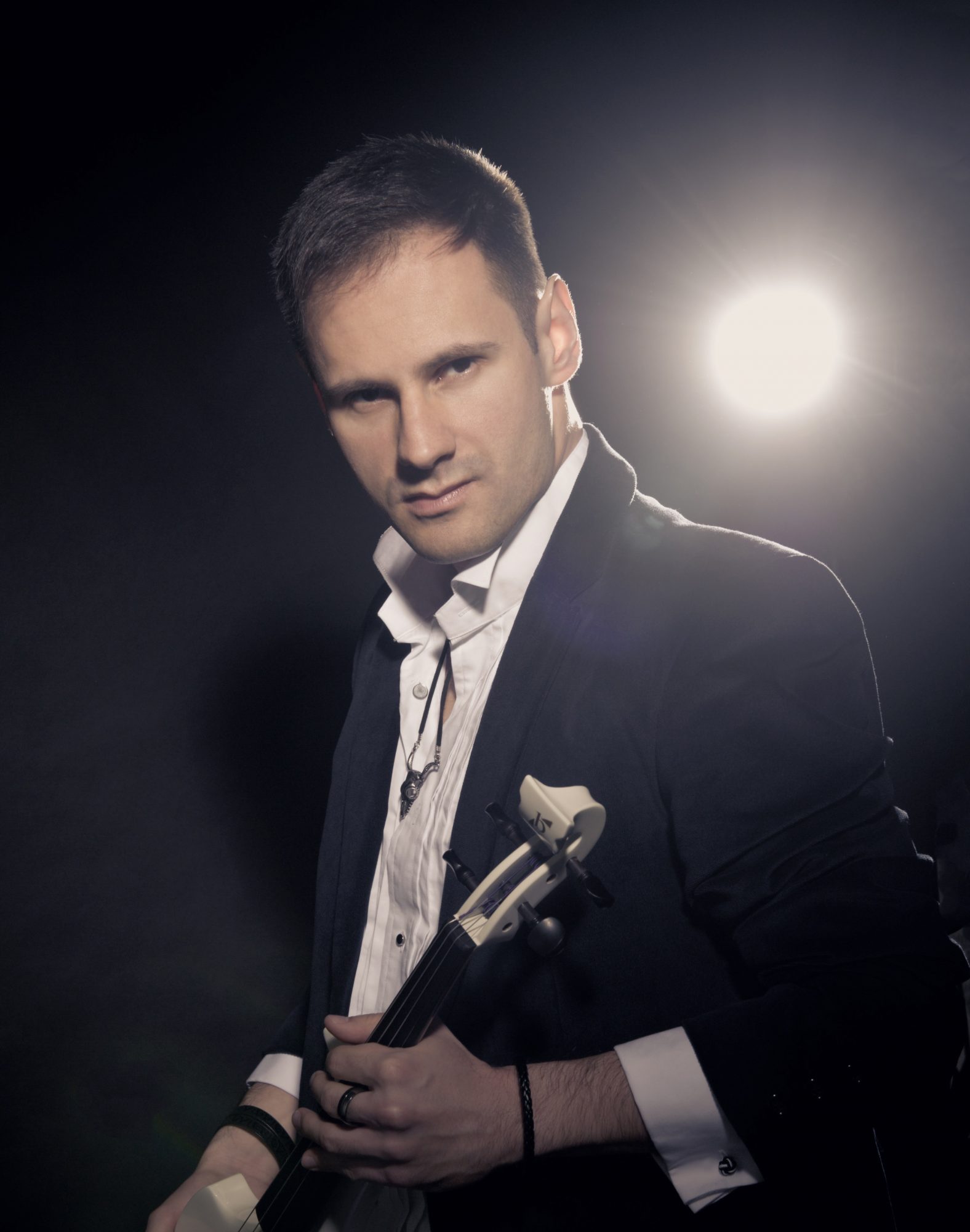 Electric_violinist_Darius_solo_violin_corporate_entertainment_reception